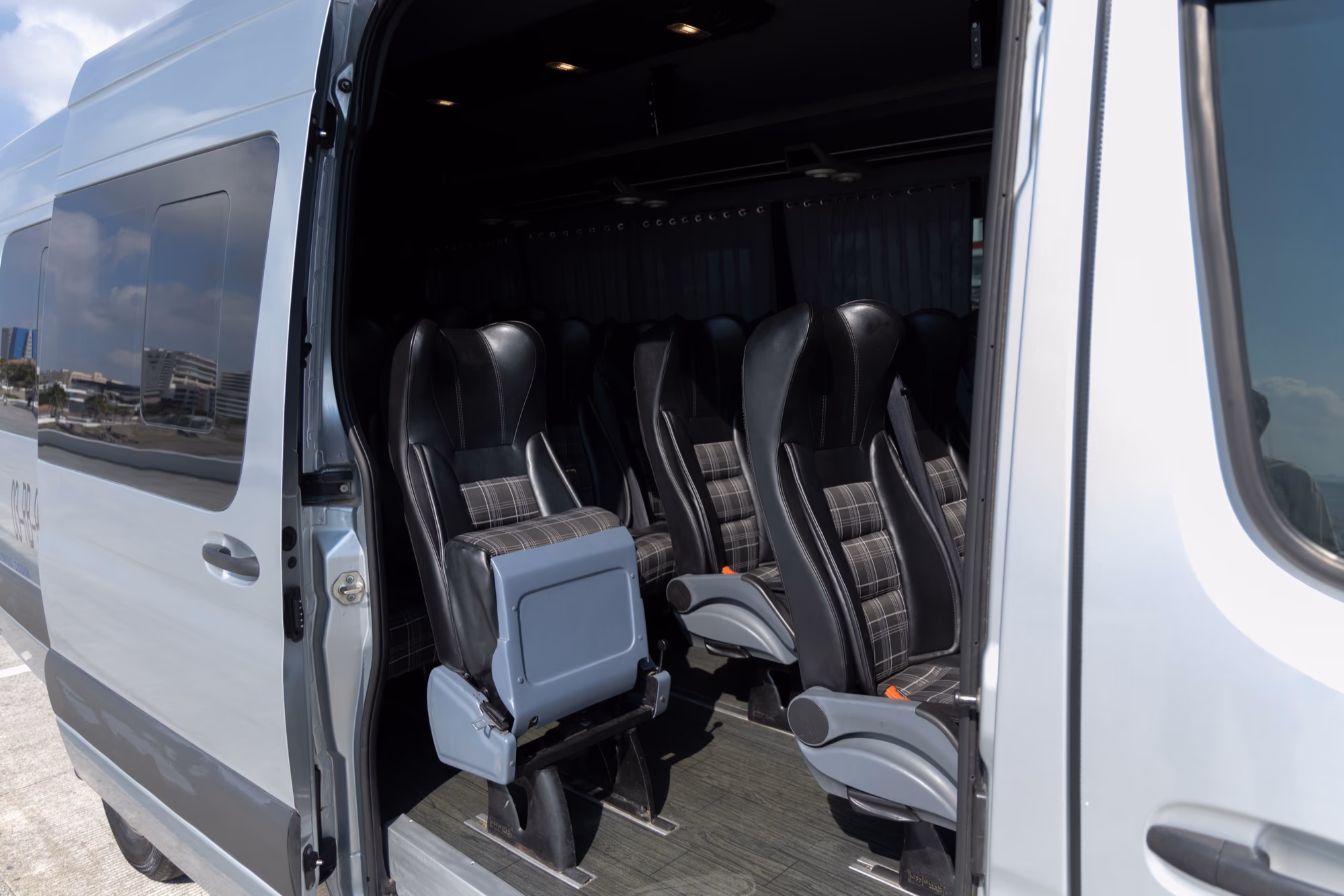 Interior de una Sprinter de Serénvia con la puerta lateral abierta